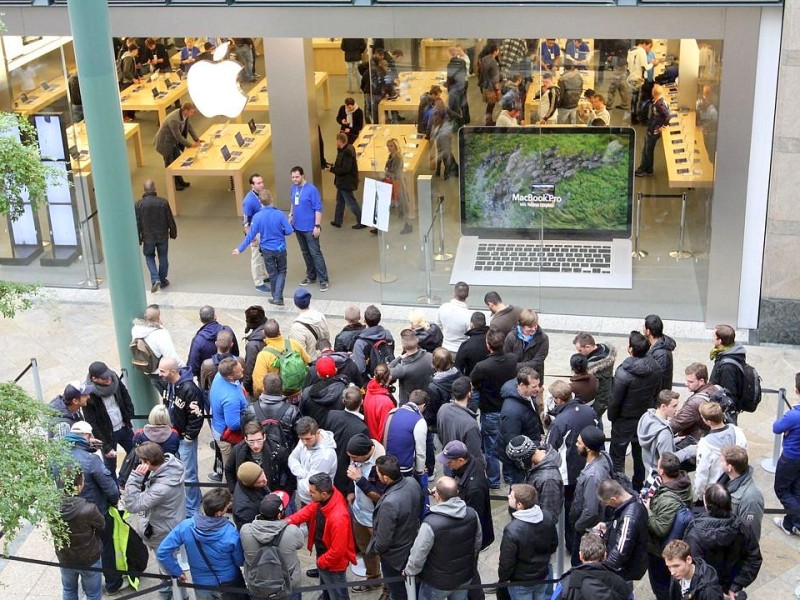 Menschenschlangen vor dem CentrO Oberhausen zum Verkaufsstart des iPhone 5.Foto: Kerstin Bögeholz / WAZ FotoPool