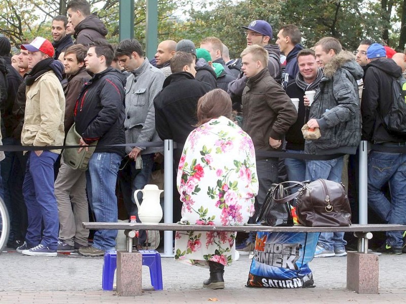 Menschenschlangen vor dem CentrO Oberhausen zum Verkaufsstart des iPhone 5.Foto: Kerstin Bögeholz / WAZ FotoPool