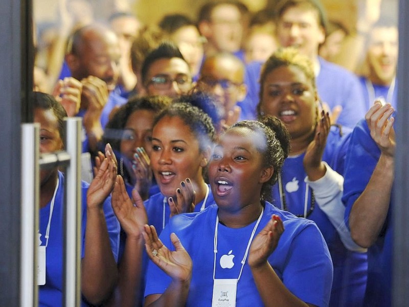 Apple store workers cheer as they prepare to open the store to customers for the new Apple iPhone 5 during the launch, at the Apple Store in Covent Garden in London September 21, 2012.     REUTERS/Luke MacGregor    (BRITAIN - Tags: BUSINESS TELECOMS)