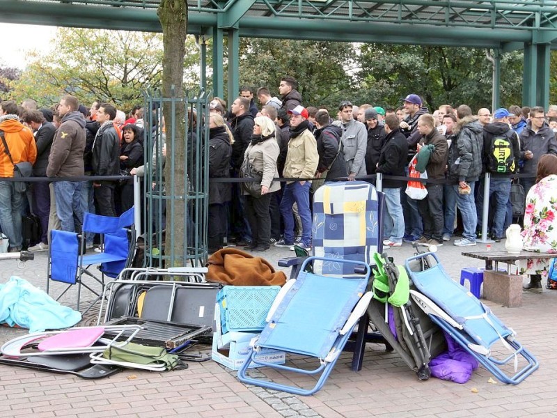 Bis zu 1200 Apple-Fans warteten am frühen Freitagmorgen auf den Verkaufsstart. Sie hatten sich Klapptsühle und Schlafsäcke mitgebracht.Foto: Kerstin Bögeholz / WAZ FotoPool