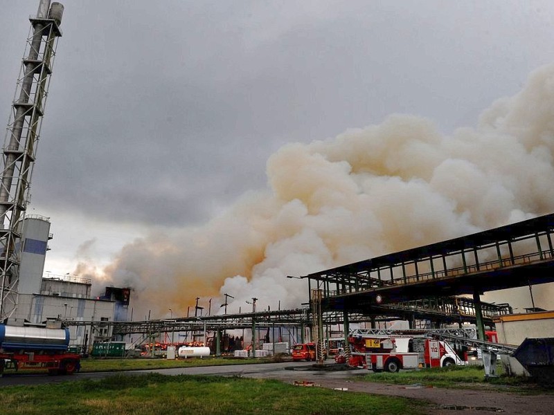 Rauchwolke über Krefeld - im örtlichen Hafen brennt seit sieben Uhr morgens ein Düngemittellager. Die Feuerwehr Krefeld ist mit allen Einsatzkräften vor Ort. Die Rauchentwicklung ist so stark, dass auch Menschen in Duisburg, Mülheim und Essen Fenster und Türen geschlossen halten sollen.   Foto: Stephan Eickershoff / WAZ Fotopool