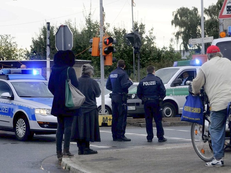 Rauchwolke über Krefeld - im örtlichen Hafen brennt seit sieben Uhr morgens ein Düngemittellager. Die Feuerwehr Krefeld ist mit allen Einsatzkräften vor Ort. Die Rauchentwicklung ist so stark, dass auch Menschen in Duisburg, Mülheim und Essen Fenster und Türen geschlossen halten sollen.   Foto: Stephan Eickershoff / WAZ Fotopool