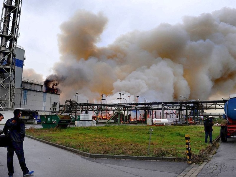 Rauchwolke über Krefeld - im örtlichen Hafen brennt seit sieben Uhr morgens ein Düngemittellager. Die Feuerwehr Krefeld ist mit allen Einsatzkräften vor Ort. Die Rauchentwicklung ist so stark, dass auch Menschen in Duisburg, Mülheim und Essen Fenster und Türen geschlossen halten sollen.   Foto: Stephan Eickershoff / WAZ Fotopool