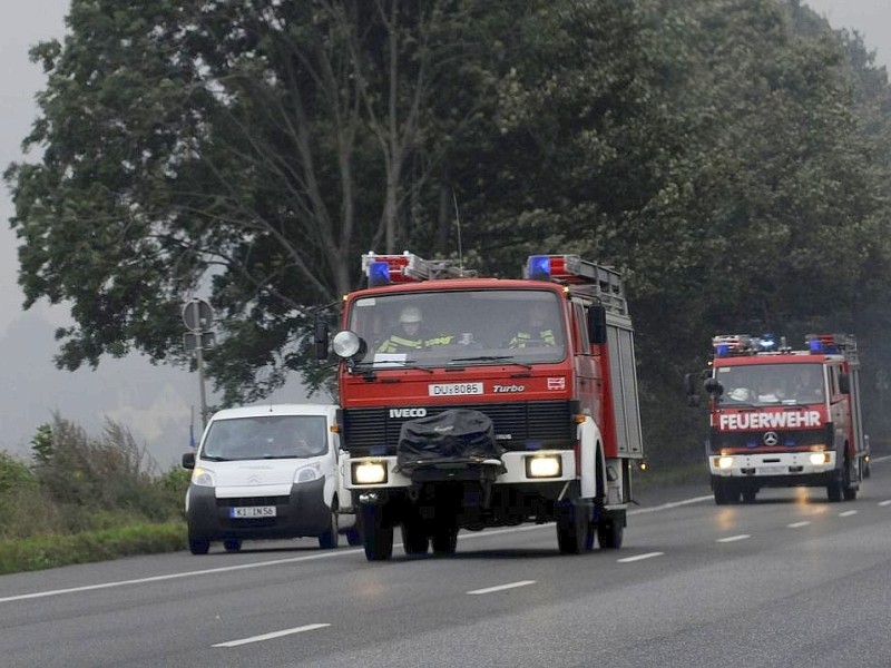 Der Brand im Krefelder Hafen beunruhigt vor allem die Duisburger: Die Rauchwolke zog über den Stadtsüden hinweg, erst in östlicher Richtung nach Mülheim, später wieder zurück über den Rhein nach Moers. Foto: Stephan Eickershoff