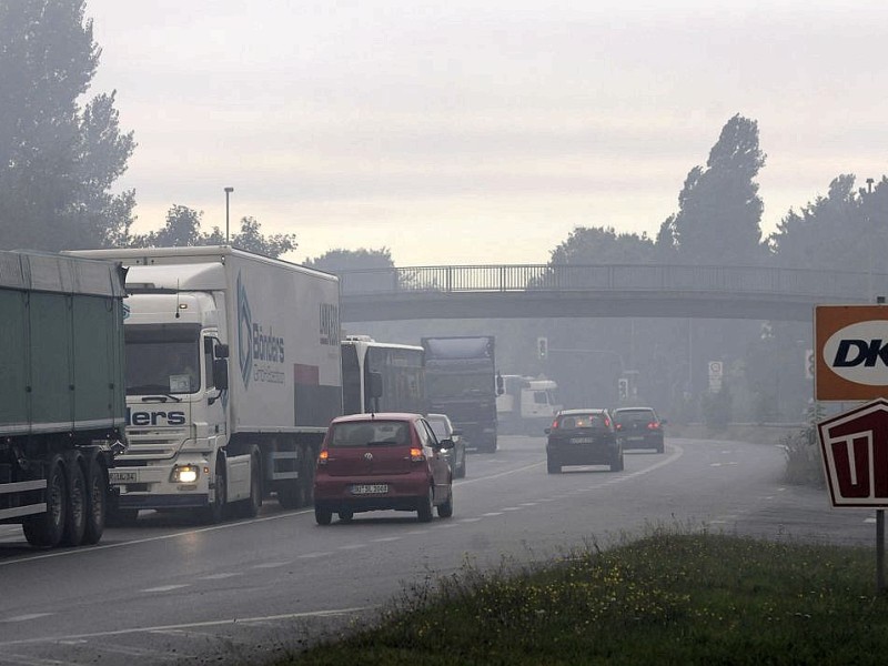 Der Brand im Krefelder Hafen beunruhigt vor allem die Duisburger: Die Rauchwolke zog über den Stadtsüden hinweg, erst in östlicher Richtung nach Mülheim, später wieder zurück über den Rhein nach Moers. Foto: Stephan Eickershoff