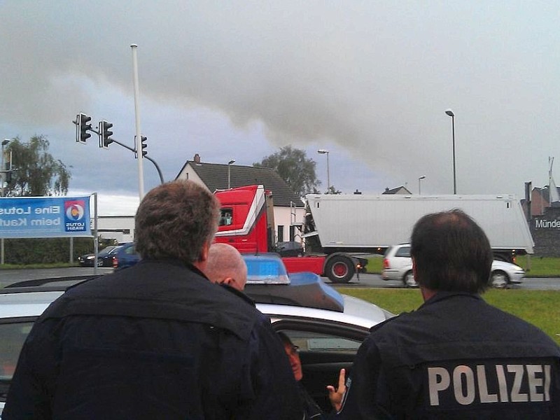 Der Brand im Krefelder Hafen beunruhigt vor allem die Duisburger: Die Rauchwolke zog über den Stadtsüden hinweg, erst in östlicher Richtung nach Mülheim, später wieder zurück über den Rhein nach Moers. Foto: Stephan Eickershoff