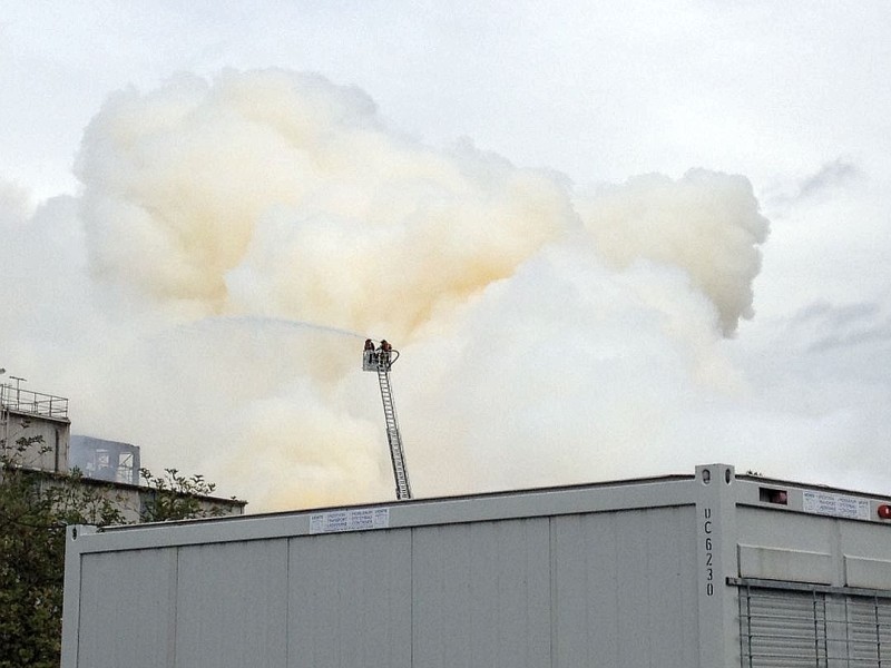 Rauchwolke über Krefeld - im örtlichen Hafen brennt seit sieben Uhr morgens ein Düngemittellager. Die Feuerwehr Krefeld ist mit allen Einsatzkräften vor Ort. Die Rauchentwicklung ist so stark, dass auch Menschen in Duisburg, Mülheim und Essen Fenster und Türen geschlossen halten sollen.  Foto: Marc Wolko