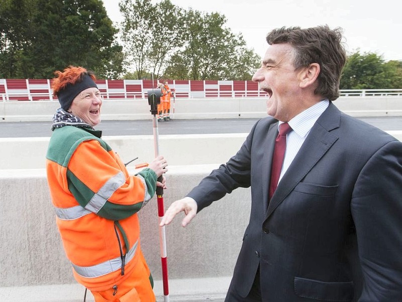 Am Freitag, 28.09.2012 sind die Bauarbeiten an der gesperrten Autobahn A40 in Essen - Zentrum so gut wie abgeschlossen. Am Wochenende wird die Strecke zwischen Essen-Zentrum und Essen-Ost wieder fuer den Verkehr freigegeben. Verkehrsminister Michael Groschek im Gespraech mit Vermessungsingenieurin Ellen Grunau.Foto: Bernd Lauter/WAZ FotoPool