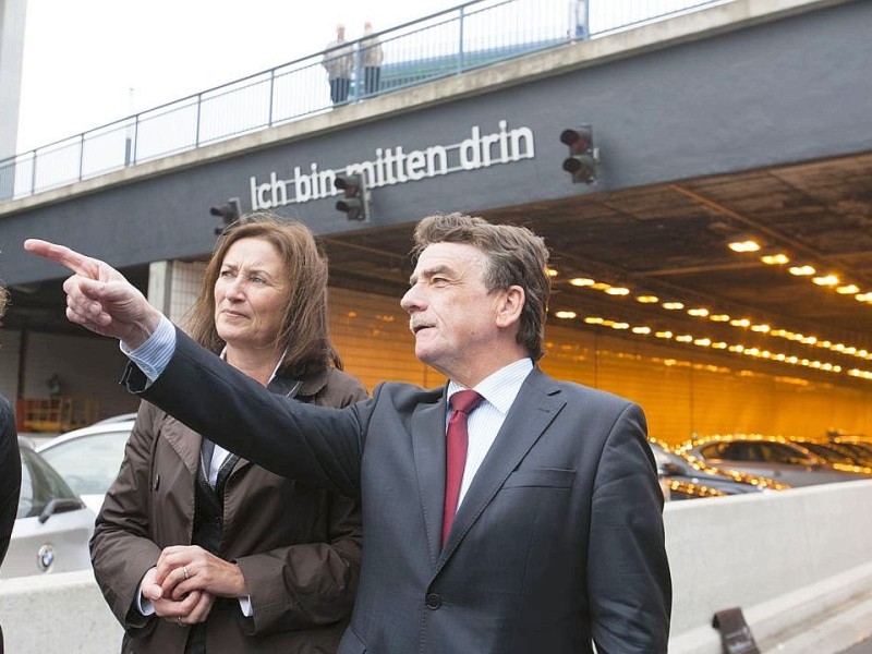 Am Freitag, 28.09.2012 sind die Bauarbeiten an der gesperrten Autobahn A40 in Essen - Zentrum so gut wie abgeschlossen. Am Wochenende wird die Strecke zwischen Essen-Zentrum und Essen-Ost wieder fuer den Verkehr freigegeben. Projektleiterin Annegret Schaber und Verkehrsminister Michael Groschek (l-r) besichtigen die Baustelle.Foto: Bernd Lauter/WAZ FotoPool