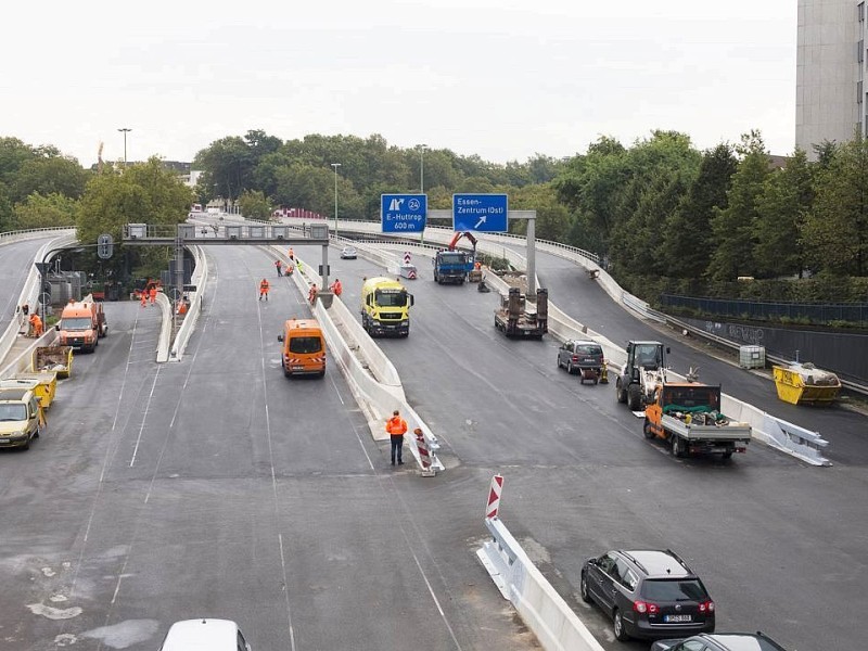 Am Freitag, 28.09.2012 sind die Bauarbeiten an der gesperrten Autobahn A40 in Essen - Zentrum so gut wie abgeschlossen. Am Wochenende wird die Strecke zwischen Essen-Zentrum und Essen-Ost wieder fuer den Verkehr freigegeben.Foto: Bernd Lauter/WAZ FotoPool