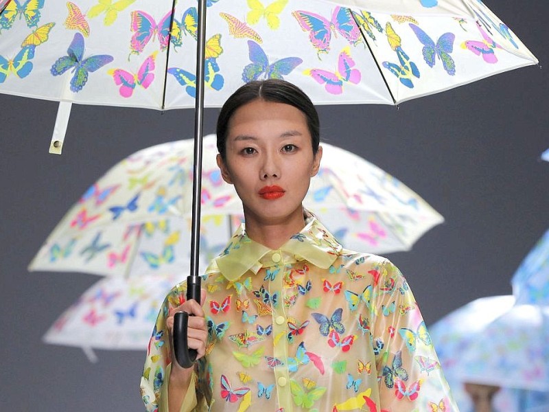 Der Südkoreanische Designer Lie Sang Bong zeigt seine neue Mode bei der Fashion Week in Paris.