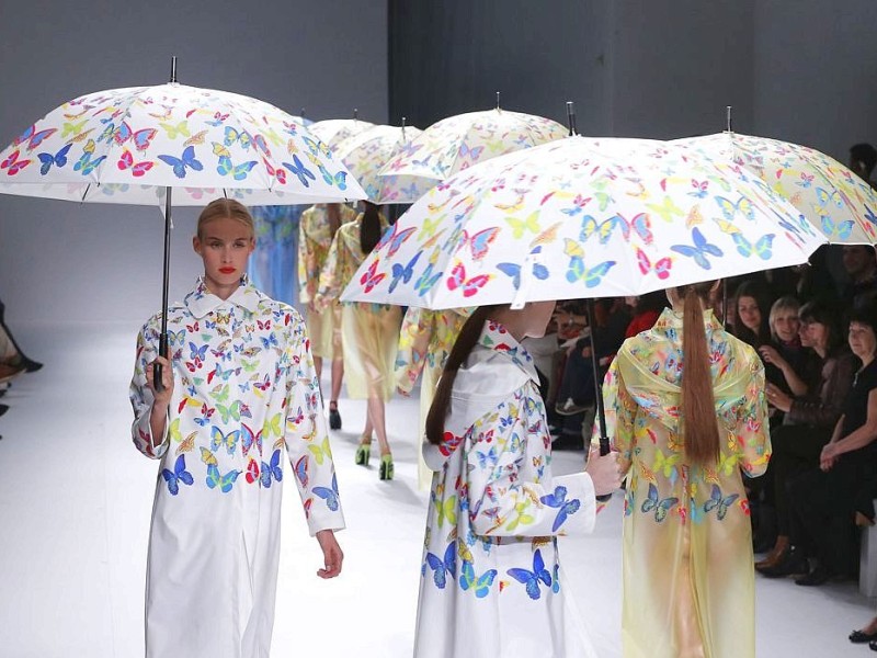 Der Südkoreanische Designer Lie Sang Bong zeigt seine neue Mode bei der Fashion Week in Paris.