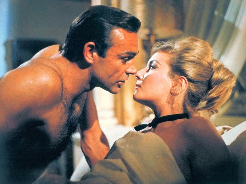 Einen Film später küsst 007 bereits eine andere. In Liebesgrüße aus Moskau ist die Schauspielerin Daniela Bianchi an seiner Seite.