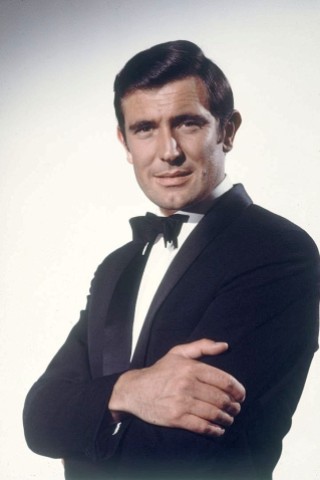 George Lazenby in der typischen James Bond Pose.