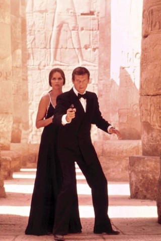 Mit Roger Moore wurden die 007-Filme humorvoller und die Fans spalteten sich in Connery- und Moore-Lager. In Der Spion, der mich liebte spielt Barbara Bach das Bond-Girl. Nach sieben Filmen endete die Ära mit Roger Moore mit dem Film Im Angesicht des Todes (1985).