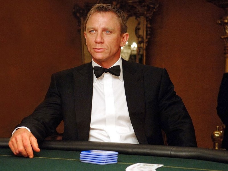 Was musste sich der neue Bond nicht alles anhören: Dass 007 nun erstmals blond sein sollte, stieß vielen Fans bereits sauer auf. Anderen war er nach Brosnan einfach zu kernig, dann wurde gemäkelt, Daniel Craig könne nicht mal vernünftig Auto fahren. Mit Casino Royale im Jahr 2006 verstummten die (meisten) Kritiker schlagartig: Die ...