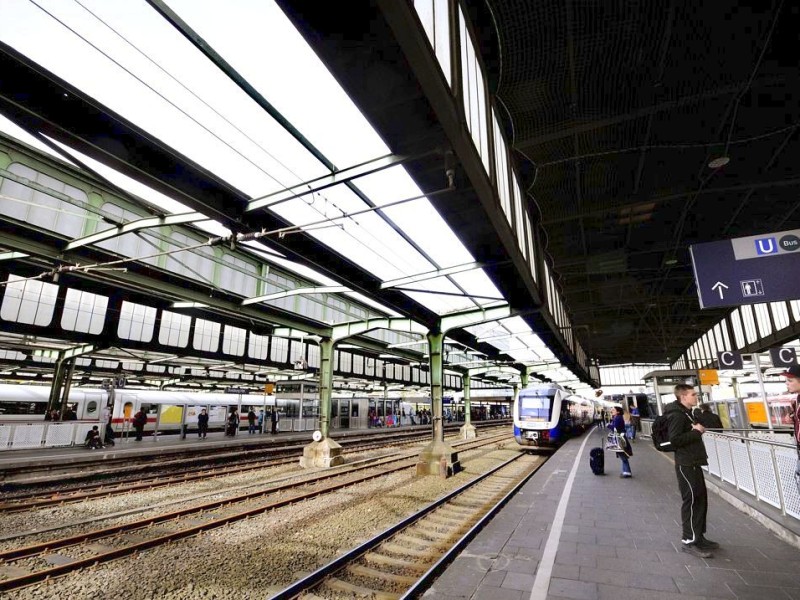 Foto von Freitag, den 19.10.2012 von den Überdachungen der Bahnsteige am Hauptbahnhof in Duisburg. Am Vormittag besuchte NRW Bau- und Verkehrsminister Michael Groschek den Duisburger Hauptbahnhof und teilte mit, das die Bahnsteigüberdachungen ab 2017 modernisiert und erneuert werden sollen.Foto: Stephan Eickershoff/WAZFotoPool