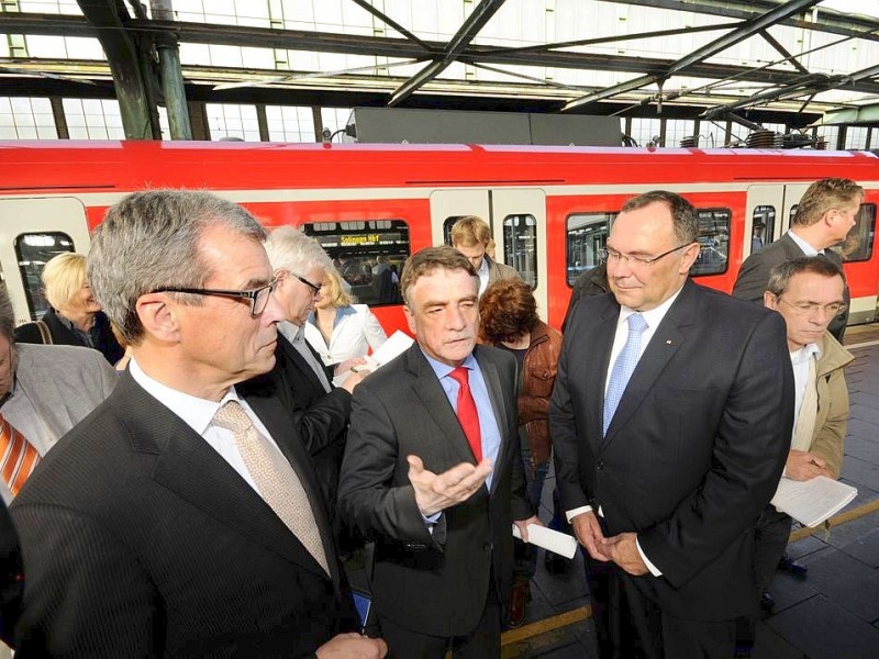 Großer Bahnhof für NRW-Verkehrsminister Michael Groschek am Freitag in Duisburg. Foto: Stephan Eickershoff / WAZ Fotopool