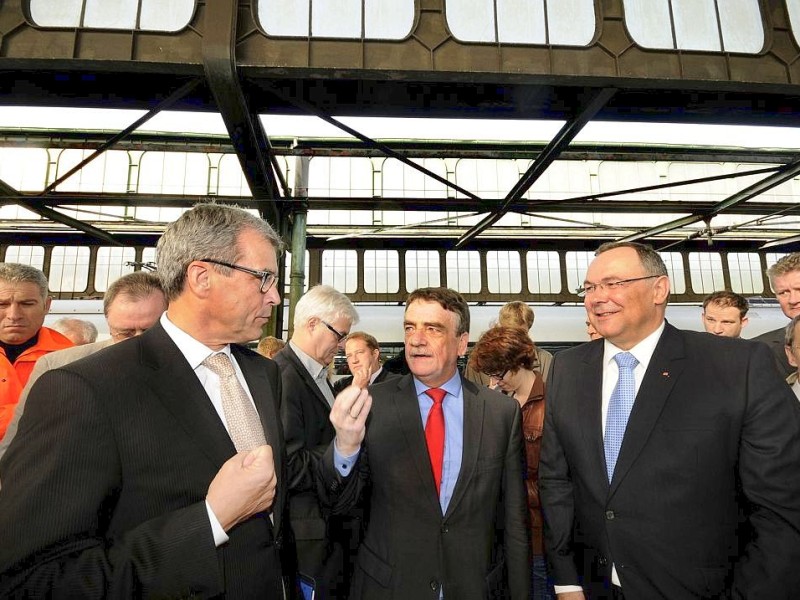 Großer Bahnhof für NRW-Verkehrsminister Michael Groschek am Freitag in Duisburg. Foto: Stephan Eickershoff / WAZ Fotopool