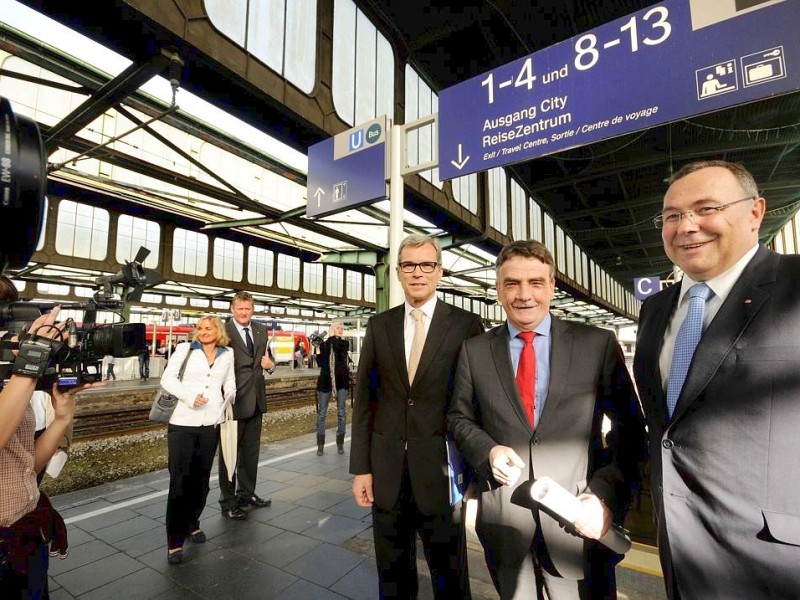 Großer Bahnhof für NRW-Verkehrsminister Michael Groschek am Freitag in Duisburg. Foto: Stephan Eickershoff / WAZ Fotopool