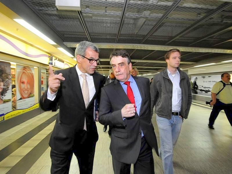 Großer Bahnhof für NRW-Verkehrsminister Michael Groschek am Freitag in Duisburg. Foto: Stephan Eickershoff / WAZ Fotopool