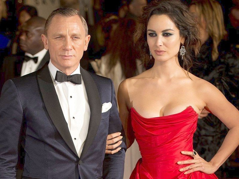 Daniel Craig mit der französischen Schauspielerin Berenice Marlohe bei der Filmpremiere von Skyfall in der Royal Albert Hall in London.