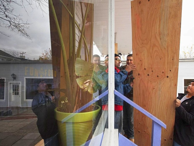 An der Ostküste der USA bereiten sich die Menschen auf den herannahenden Hurrikan Sandy vor.