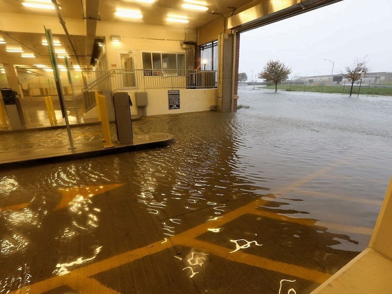 Hurrikan Sandy hat in Atlantic City, rund 200 Kilometer südlich von New York, bereits am frühen Montagnachmittag für Überschwemmungen gesorgt.