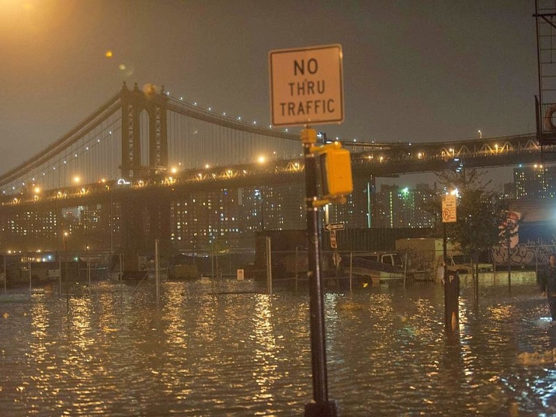 ...die Flutwelle allerdings war höher als erwartet. Mehr als vier Meter Wasser drückte Sandy...