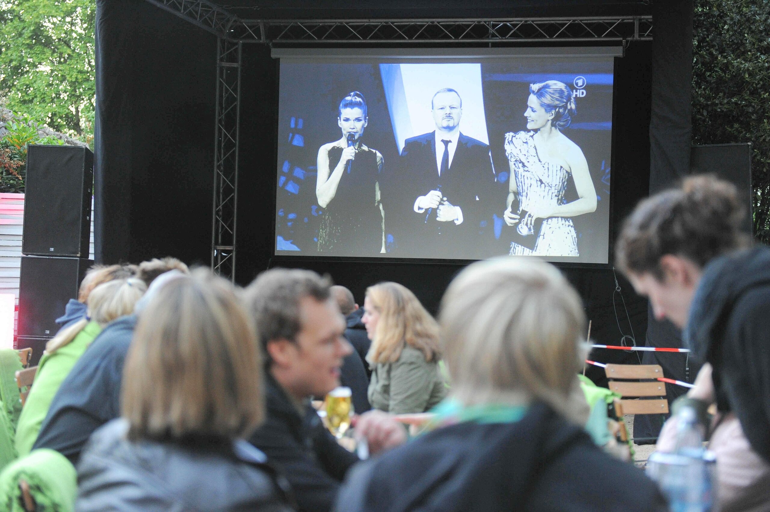 Am Samstag, 14.05.2011 gab es in der Gastwirtschaft Samanns Hof ein Public Viewing. Rudelgucken beim ESC Song Contest in Düsseldorf. Lena schaffte nur den zehnten Platz.Foto: Markus Joosten / WAZ FotoPool.