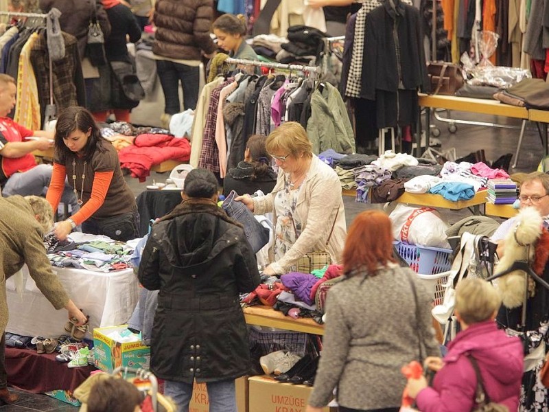 Ein Second-Hand-Mode-Markt von Frauen fuer Frauen findet am Sonntag, 18. November 2012, in der Europahalle in Castrop-Rauxel statt. Foto: Thomas Goedde / WAZ FotoPool