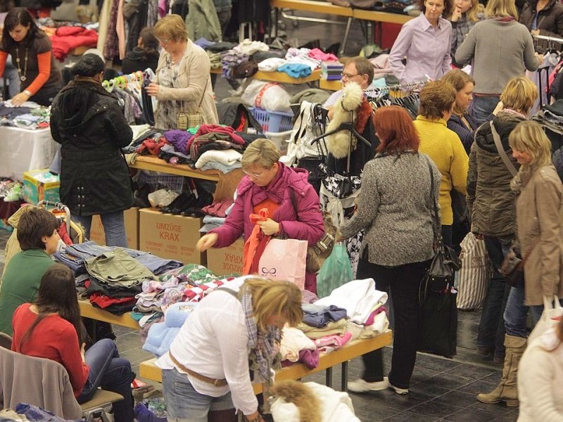 Ein Second-Hand-Mode-Markt von Frauen fuer Frauen findet am Sonntag, 18. November 2012, in der Europahalle in Castrop-Rauxel statt. Foto: Thomas Goedde / WAZ FotoPool