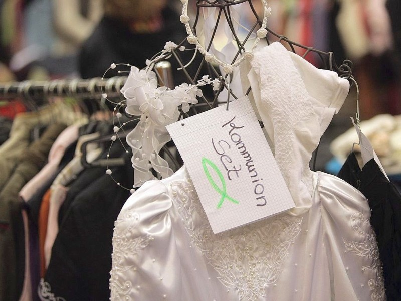 Ein Second-Hand-Mode-Markt von Frauen fuer Frauen findet am Sonntag, 18. November 2012, in der Europahalle in Castrop-Rauxel statt. Foto: Thomas Goedde / WAZ FotoPool