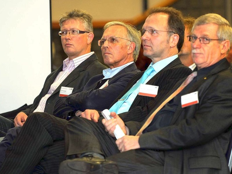 (vl) Ralf Tinnefeld, Kunibert Wachten, Hermann Timmerhaus und Karl-Heinz StenmansFoto: Heiko Kempken/WAZ FotoPool