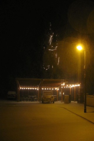 Abendstimmung in der Vorweihnachtszeit in Essen-Horst an der Ruhr. Die Lichtpunkte im Nachthimmel sind die Weihnachtsbeleuchtung in unserem Tannenbaum an der Straße Beulenhof.