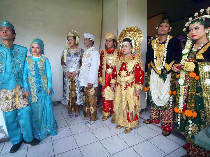 Diese indonesischen Pärchen warten auf den Beginn ihrer Massenhochzeit.