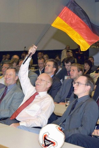 ...das Foto zeigt ihn beim Jubel über ein Tor des deutschen Teams bei der Fußball-WM 2002...
