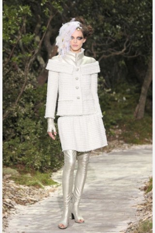Die Modenschau von Chanel Star-Designer Karl Lagerfeld. In Paris präsentieren bekannte Designer die neuste Mode für das Frühjahr und den Sommer 2013.