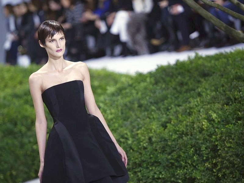 Die Modenschau von Raf Simons für Christian Dior. In Paris präsentieren bekannte Designer die neuste Mode für das Frühjahr und den Sommer 2013.