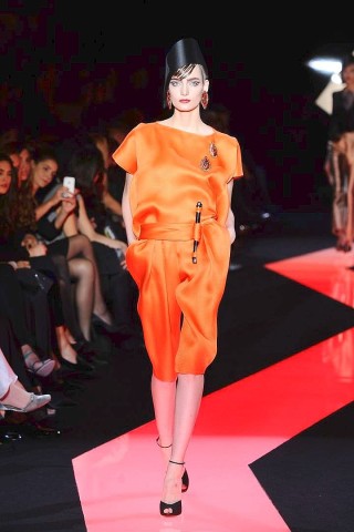 Die Modenschau von Giorgio Armani. In Paris präsentieren bekannte Designer die neuste Mode für das Frühjahr und den Sommer 2013.