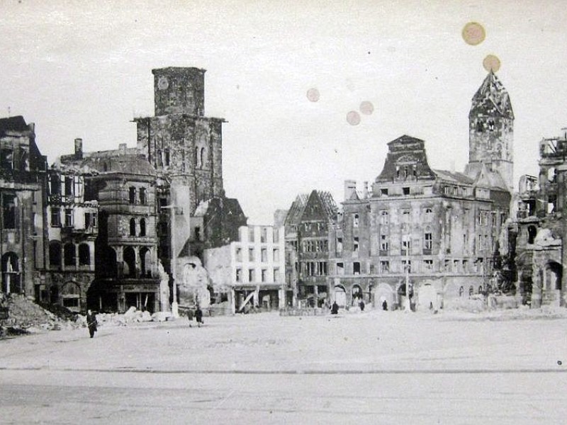 Der Alte Markt, im Hintergrund Reinoldi- und Marienkirche, ganz rechts am Bildrand die alte Sparkasse