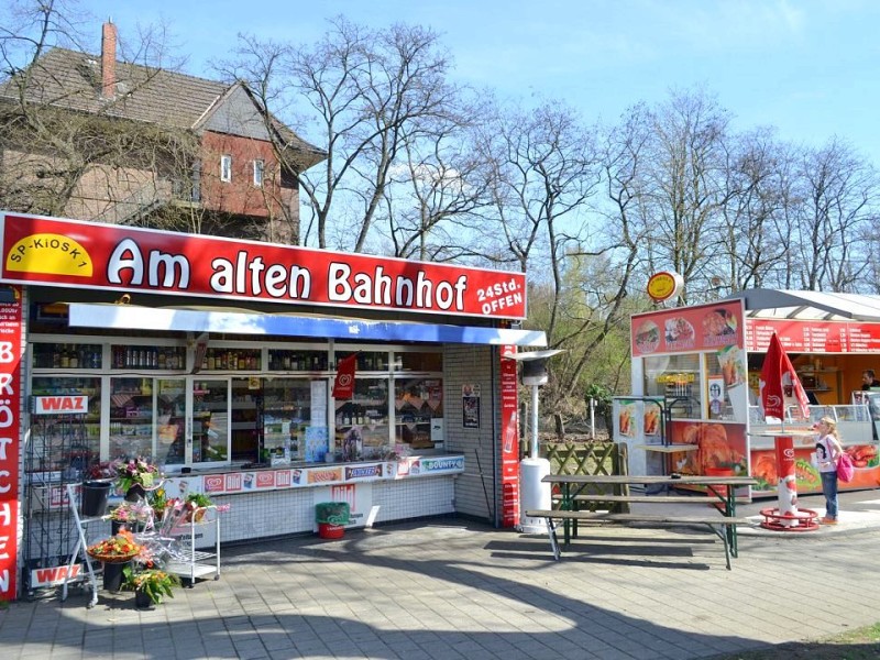 In der Nähe können sich Hungrige an einer Imbissbude eine kleine Stärkung gönnen.