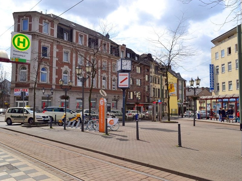 Am Friedrichsplatz trennen sich die Gleise der Linie 901. Fahrgäste mit dem Ziel Duisburg Hauptbahnhof fahren weiter durch die Harmoniestraße. Die Bahn in die Gegenrichtung kommt aus der Fabrikstraße.