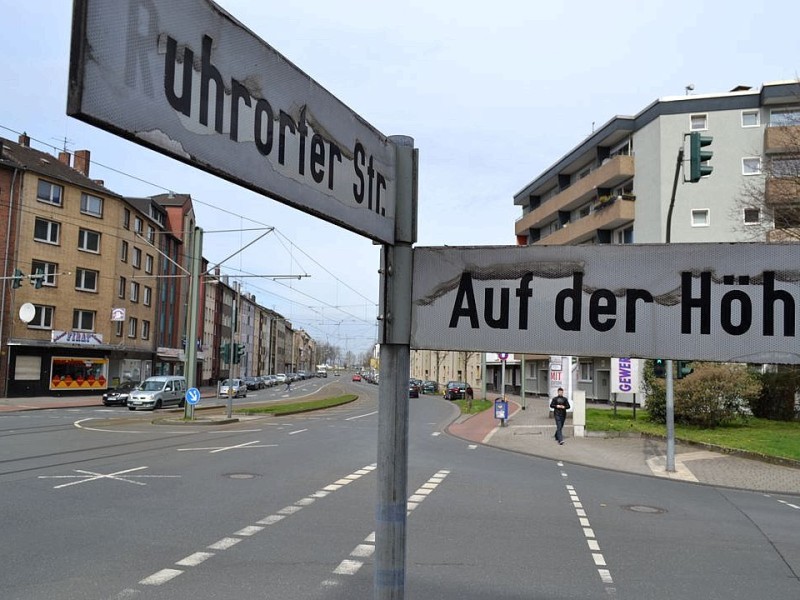 Die  Ruhrorter Straße in südliche Richtung hinunter kommt bereits ...