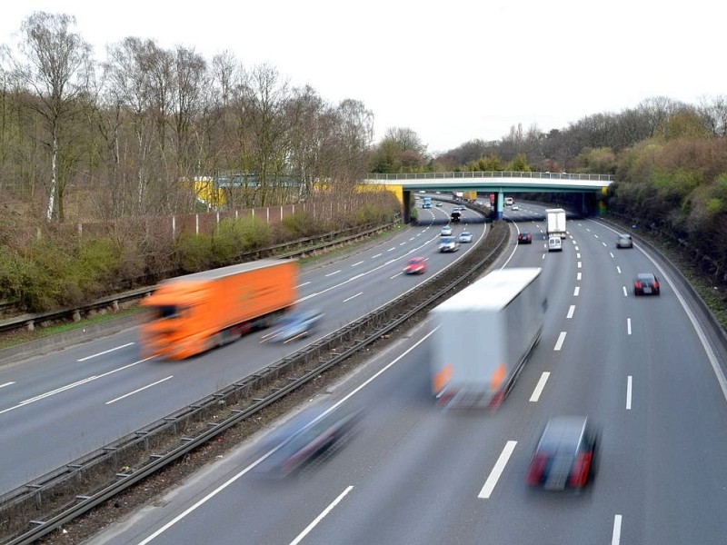 Über die Autobahn A 3 geht es nach Mülheim und zur ...