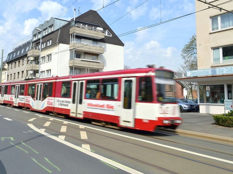 ... sausen am Fenster die Mehrfamilienhäuser vorbei.