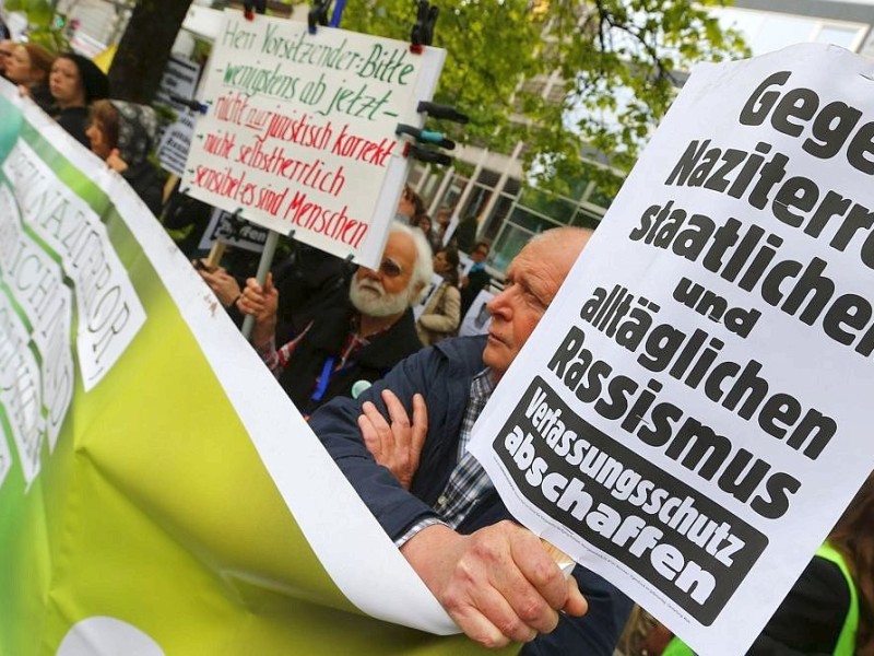 Proteste gegen rechtsradikale Gewalt vor dem Prozess.