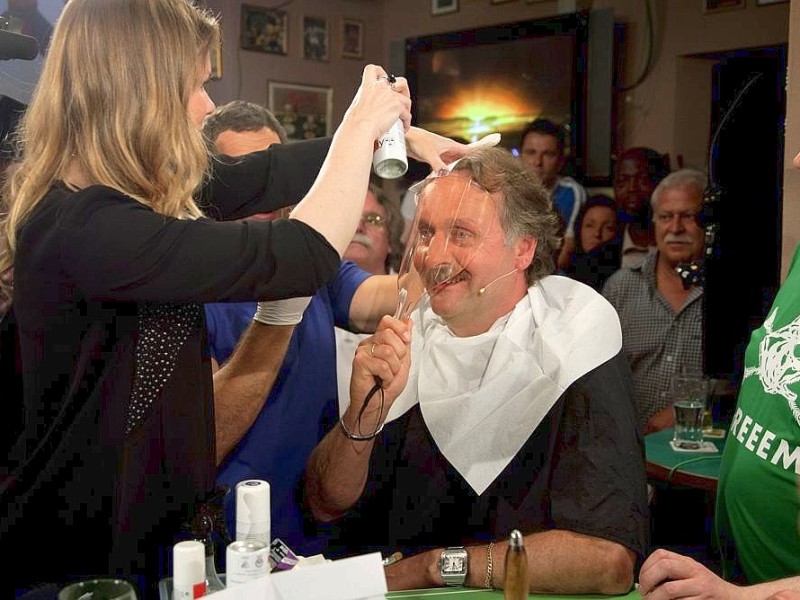 Wette verloren: Nach dem Klassenerhalt des VfL Bochum hat sich Trainer Peter Neururer die Haare blau-weiß färben lassen.