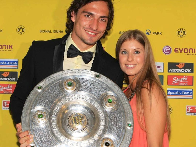 Dortmund-Schönling und Abwehrchef Mats Hummels mit seiner Freundin Catherine Fischer. Diese wurde gerade erst von dem Magazin Closer bei einer Umfrage zur Beliebtesten Spielerfrau Deutschlands gekürt.