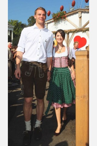 Die deutsche Nummer Eins: Bayern-Keeper Manuel Neuer mit seiner Kathrin.